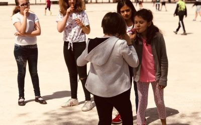 La rayuela, la comba o el balón prisionero vuelven a estar de moda al mediodía